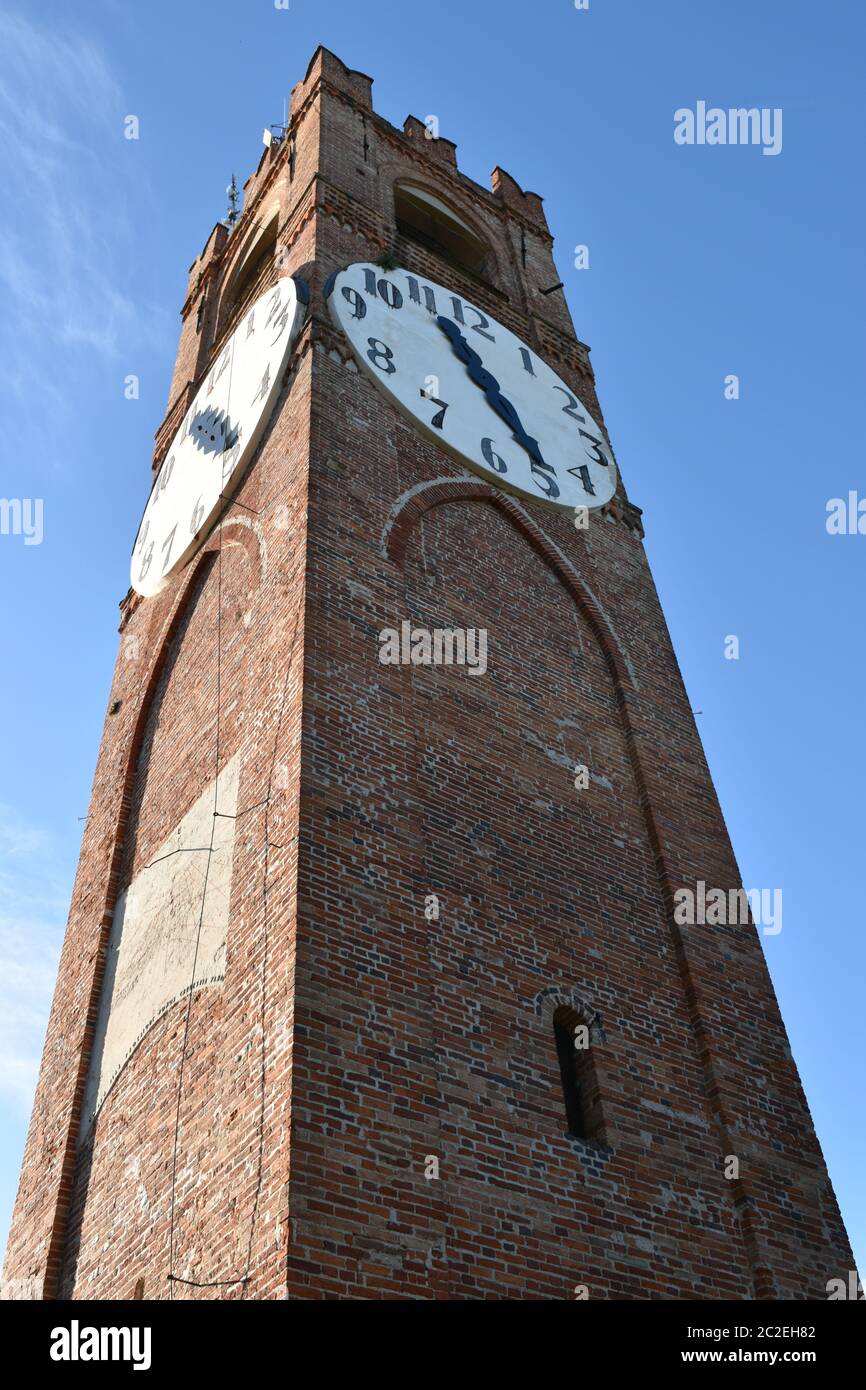 Tour avec horloge de la Piazza Mondovi Banque D'Images