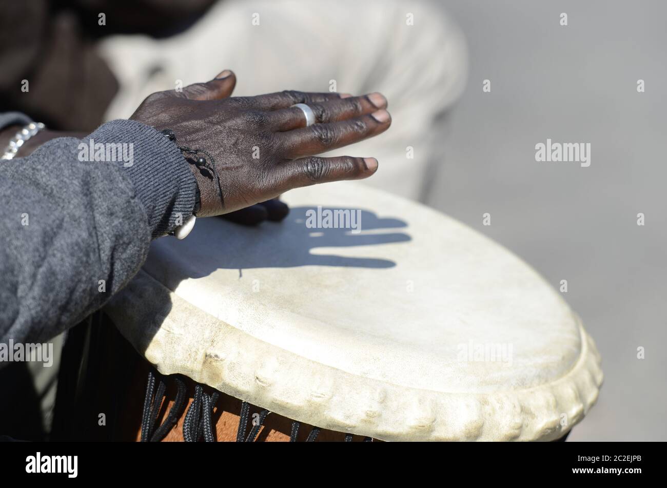 Djembe musician Banque de photographies et d'images à haute résolution -  Alamy