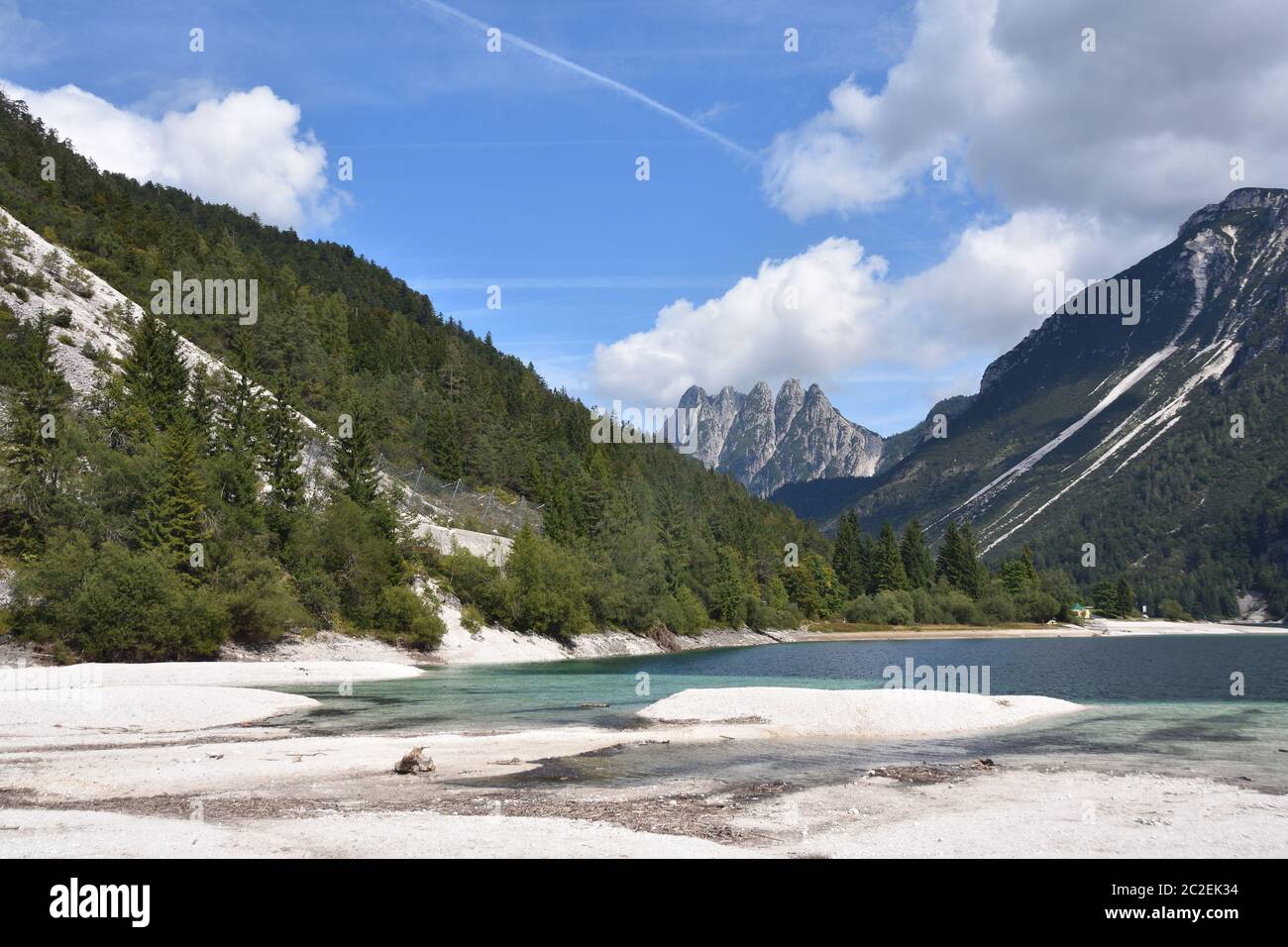 Vue panoramique sur le lac Predil en Italie, près de la frontière autrichienne et de la ville de Tarvisio Banque D'Images