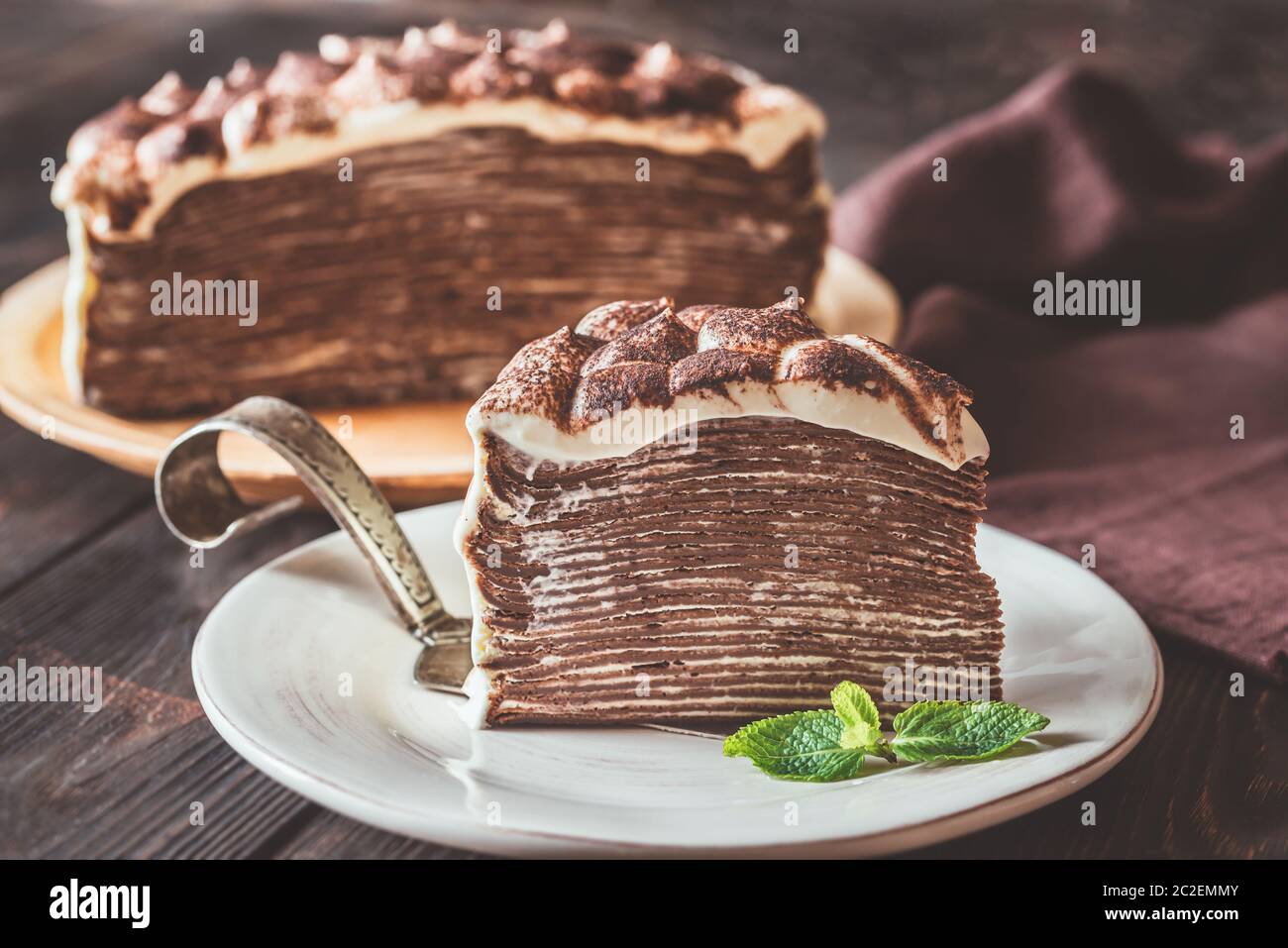 Tranche de crêpe tiramisu gâteau sur la plaque Banque D'Images