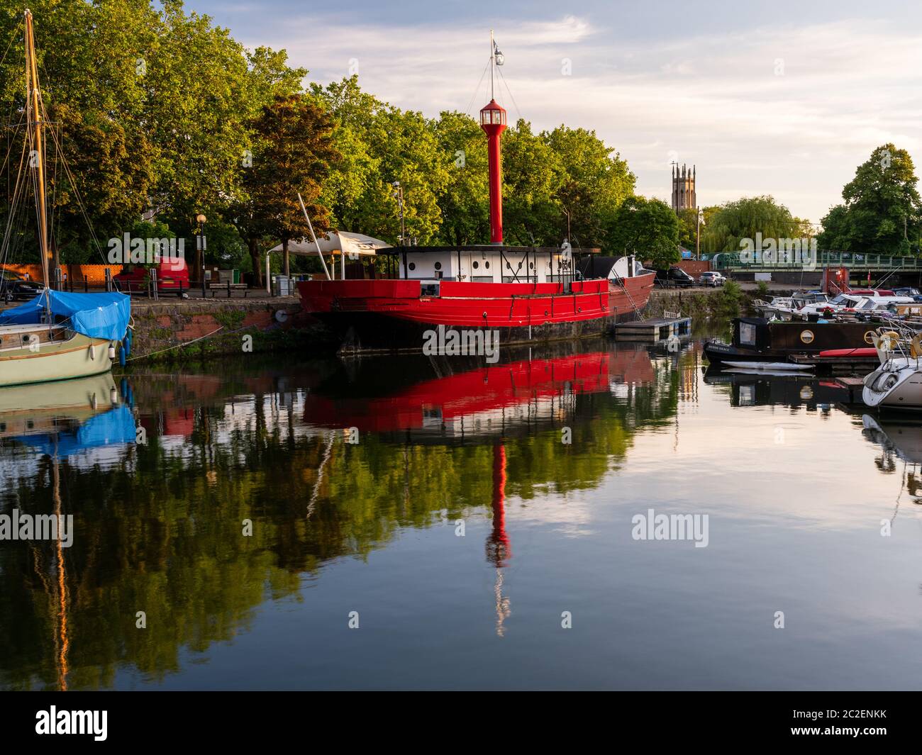 Le John Sebastian Lightship est amarré parmi les yachts et les bateaux à moteur dans le bassin de Bathurst, qui fait partie du port flottant de Bristol. Banque D'Images