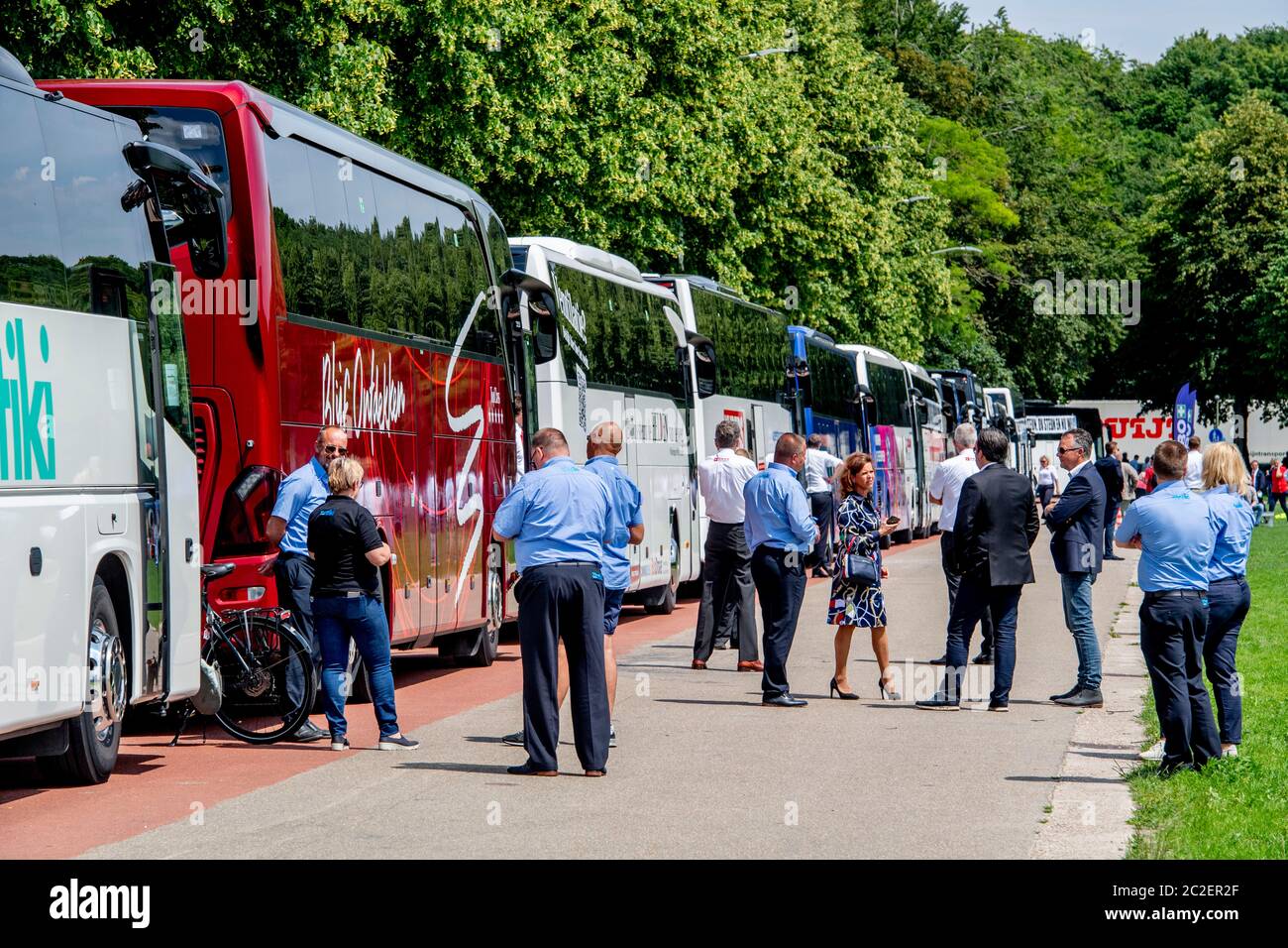 Les chauffeurs d'autocar sont vus s'engager dans une conversation devant les entraîneurs garés.les chauffeurs d'autocar sont descendus dans les rues de Malieveld pour protester car de nombreuses compagnies d'autocar sont immobilisés depuis le déclenchement de la crise de la couronne en mars. Les bus sont maintenant autorisés sur les routes mais avec un maximum de 13 passagers sur un bus normal. Les militants soutiennent que son irréaliste sur le plan financier. Banque D'Images