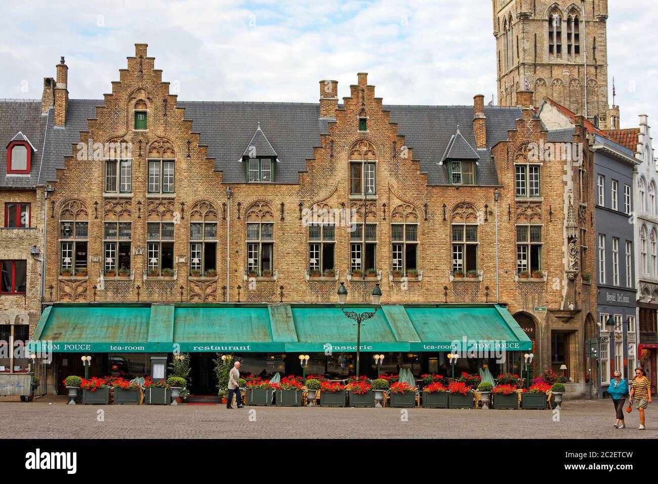 Markt; auvent vert; fleurs rouges, architecture flamande, place principale; pavés, vieux bâtiment; restaurant, Europe, Bruges; Bruges; Belgique Banque D'Images Markt; auvent vert; fleurs rouges, architecture flamande, place principale; pavés, vieux bâtiment; restaurant, Europe, Bruges; Bruges; Belgique Banque D'Images