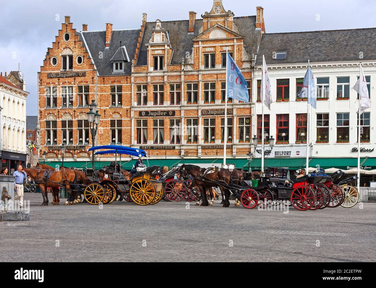 Grote Markt; place du marché; calèches en attente, pavés, architecture flamande, centre commercial médiéval, Europe; Bruges; Bruges; be Banque D'Images Grote Markt; place du marché; calèches en attente, pavés, architecture flamande, centre commercial médiéval, Europe; Bruges; Bruges; be Banque D'Images