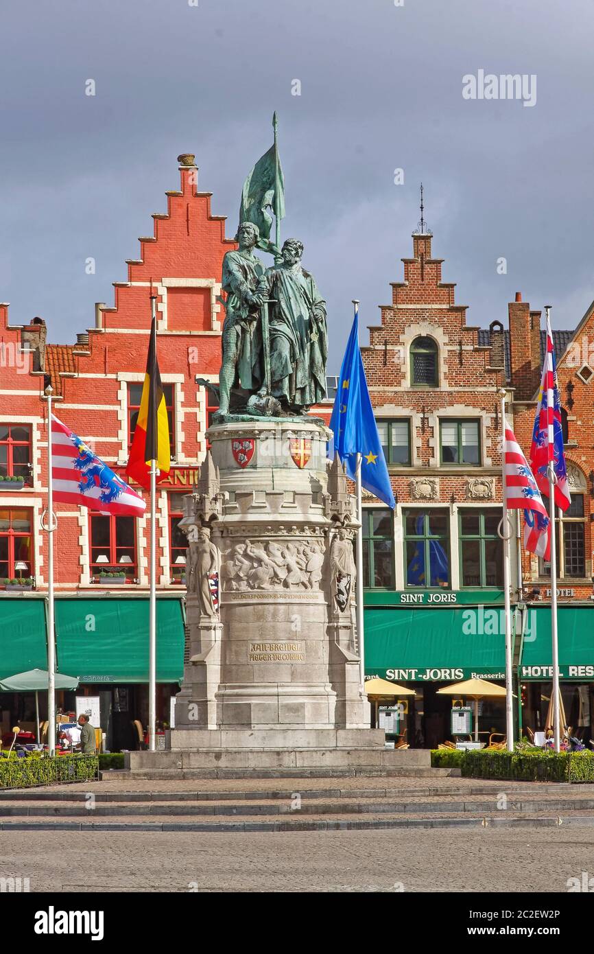 Grote Markt; Jan Breydel; Pieter de Conick; grande sculpture; drapeaux, coloré, architecture flamande, pavés; place du marché; publicité médiévale c Banque D'Images Grote Markt; Jan Breydel; Pieter de Conick; grande sculpture; drapeaux, coloré, architecture flamande, pavés; place du marché; publicité médiévale c Banque D'Images