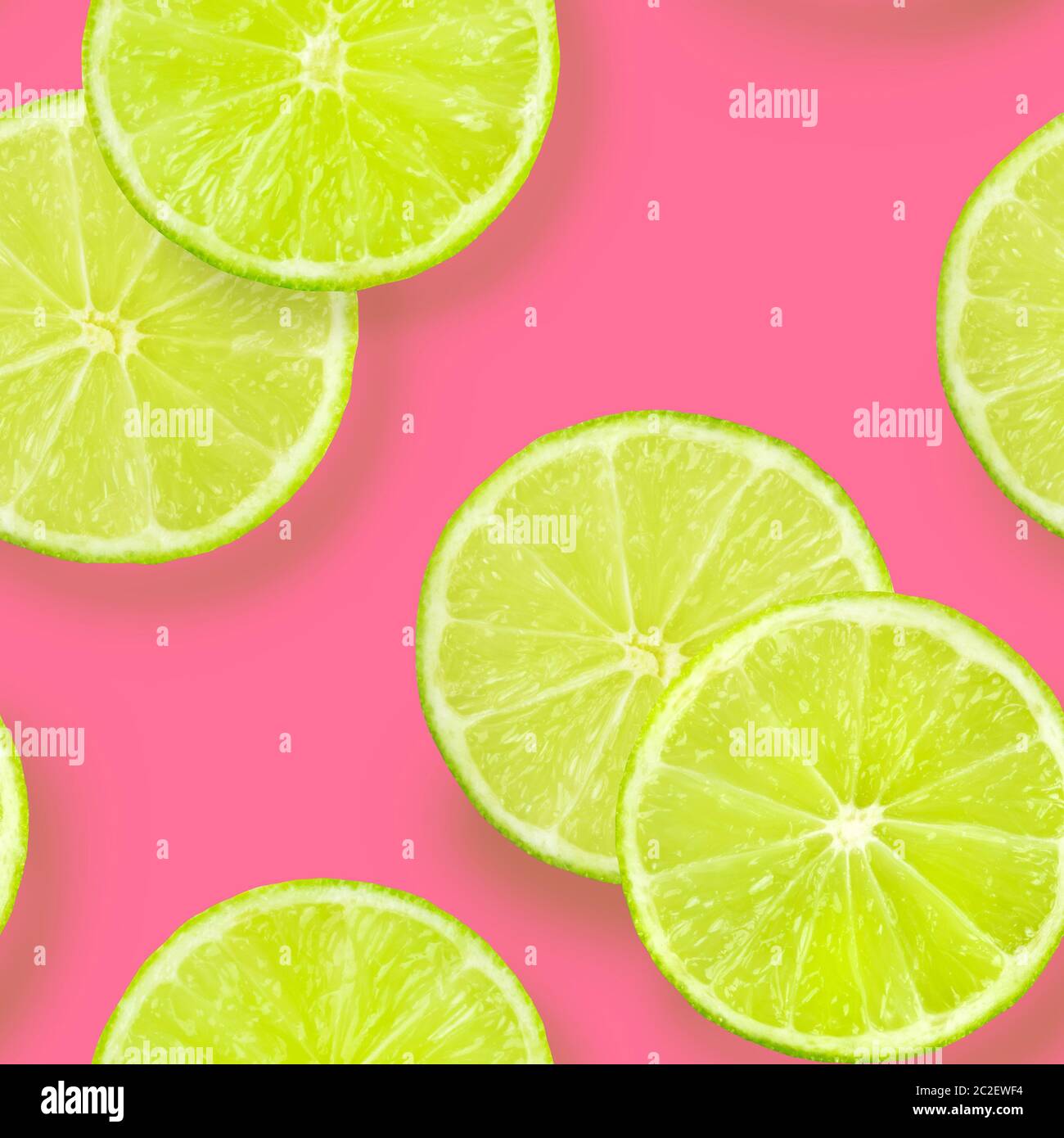 Un modèle uniforme de tranches de lime sur un fond rose, une impression de répétition d'agrumes fruité Banque D'Images