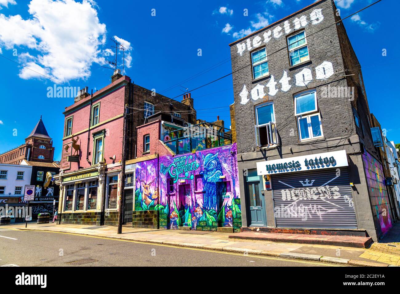 Tatouage et magasins de nemesis avec des peintures murales colorées sur Buck Street, Camden, Londres, Royaume-Uni Banque D'Images
