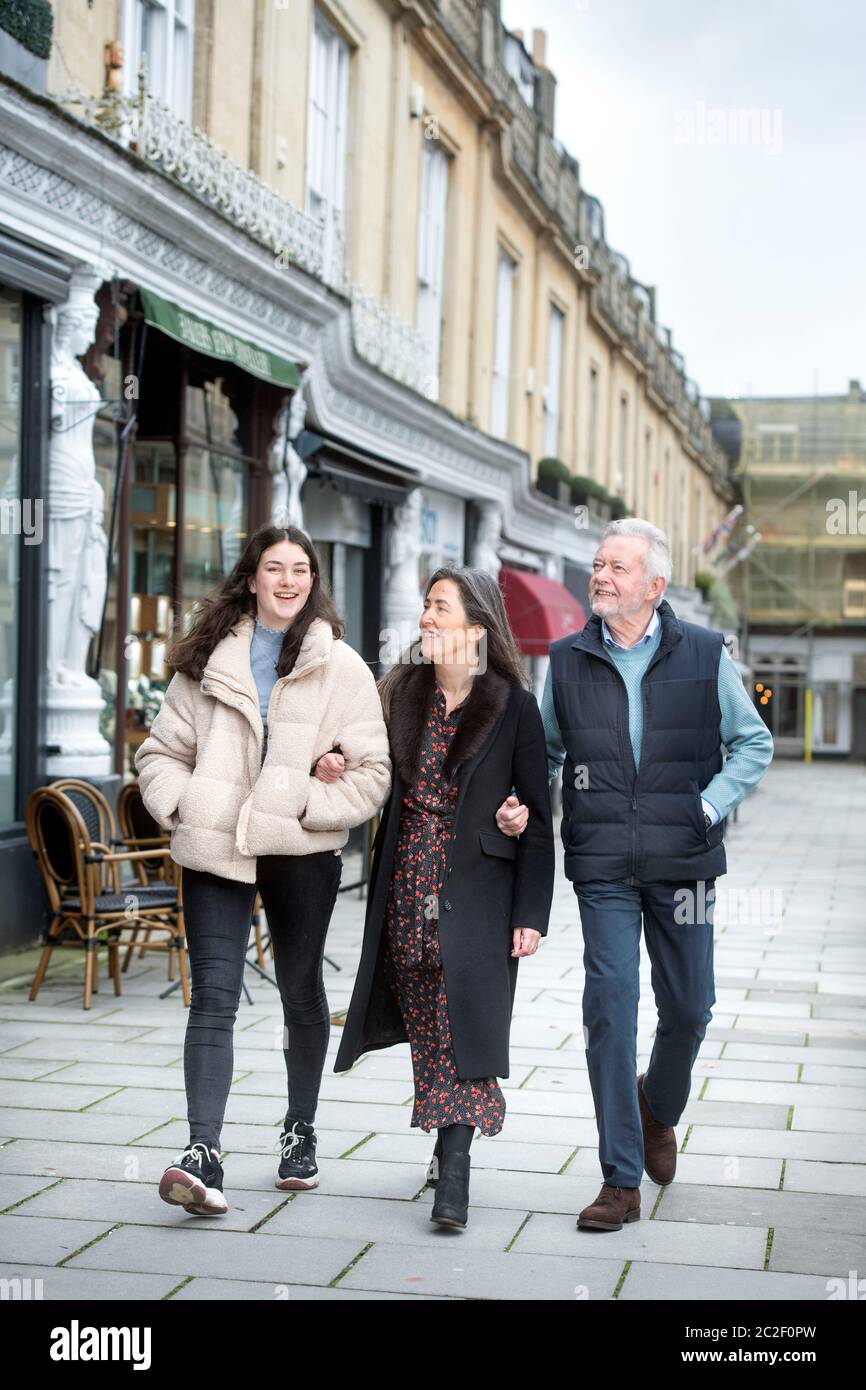Une promenade en famille sur Montpellier Walk à Cheltenham, Royaume-Uni Banque D'Images