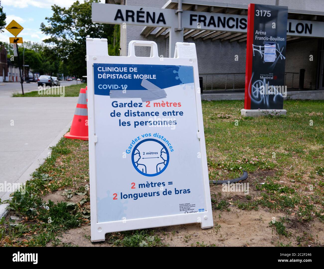 Panneau indiquant une clinique mobile de test Covid 19 à Montréal, Canada. 14 juin 2020 Banque D'Images