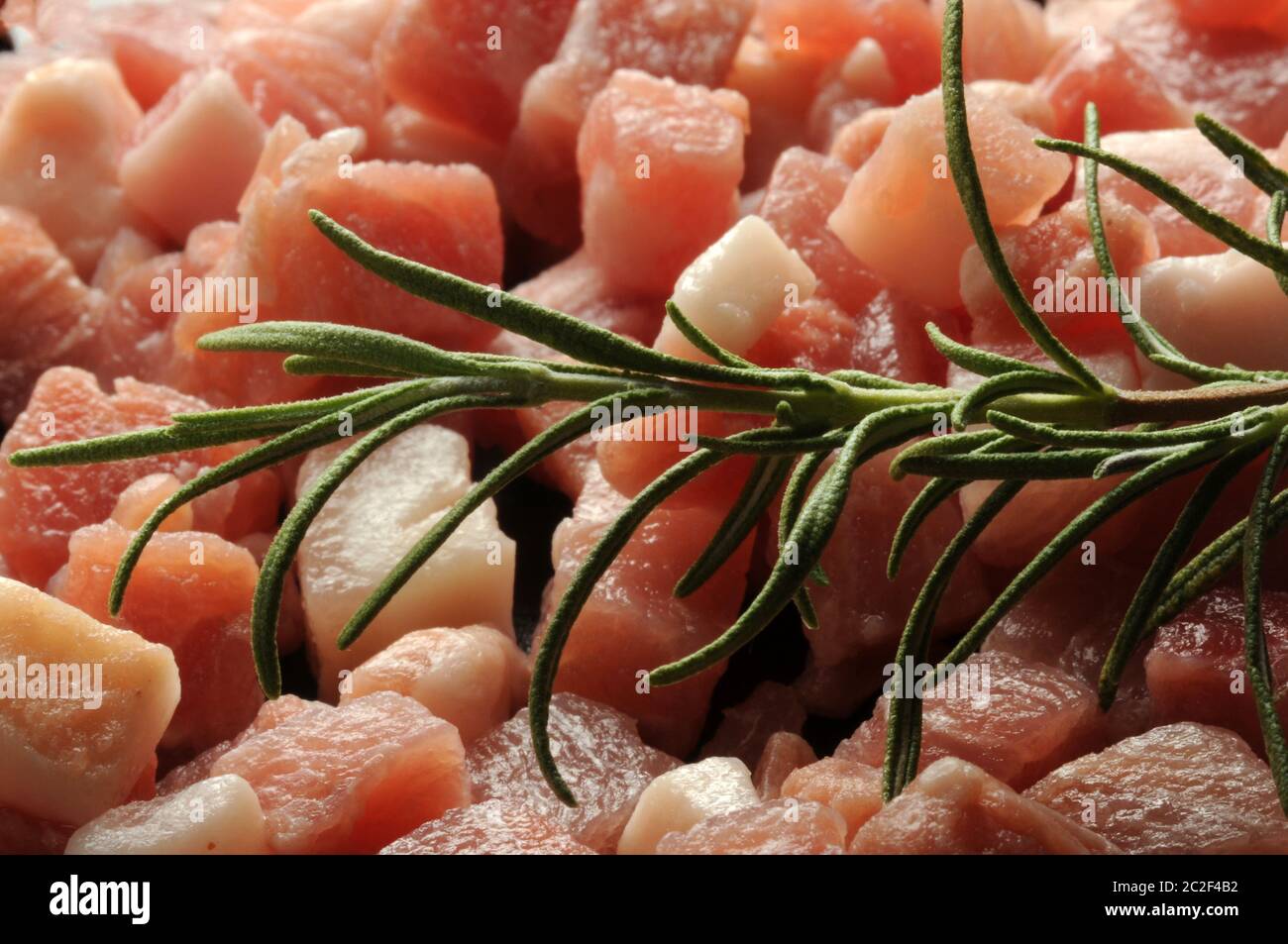 Assaisonnement des cubes de pancetta pour les pâtes Banque D'Images