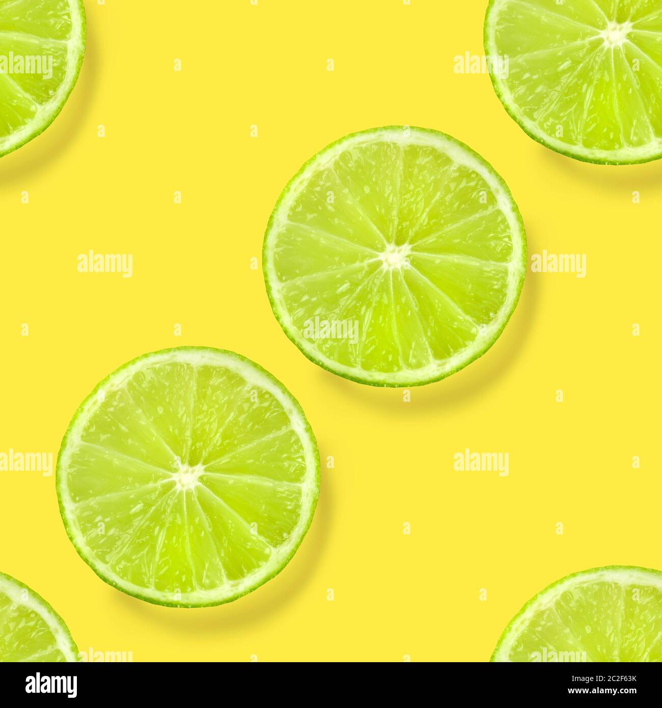 Un modèle dynamique de la chaux sur un fond jaune, un fruité juteux répéter l'impression d'agrumes Banque D'Images