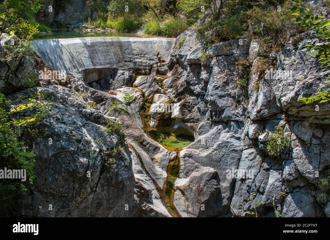 La baignoire de Zeus, le dieu de l'Olympe, Litochoro, Grèce. La rivière est la source d'eau pour la population à proximité. Banque D'Images