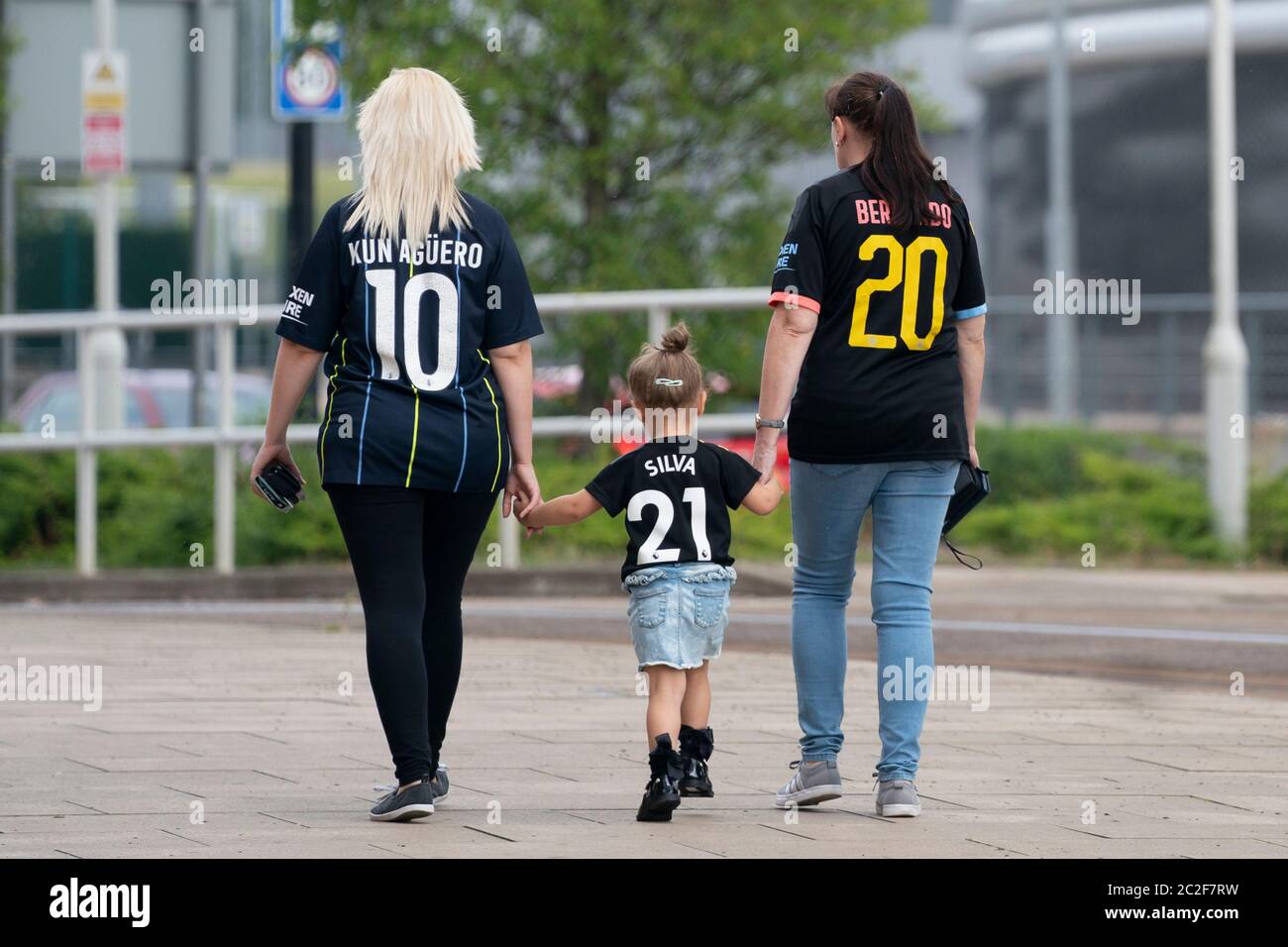 Manchester, Royaume-Uni. 17 juin 2020. Les supporters de Manchester City sont vus près du stade Etihad avant le match de Manchester City à Arsenal, la Premier League étant de retour 100 jours après sa réduction devant le coronavirus, Manchester, Royaume-Uni. Crédit : Jon Super/Alay Live News. Banque D'Images