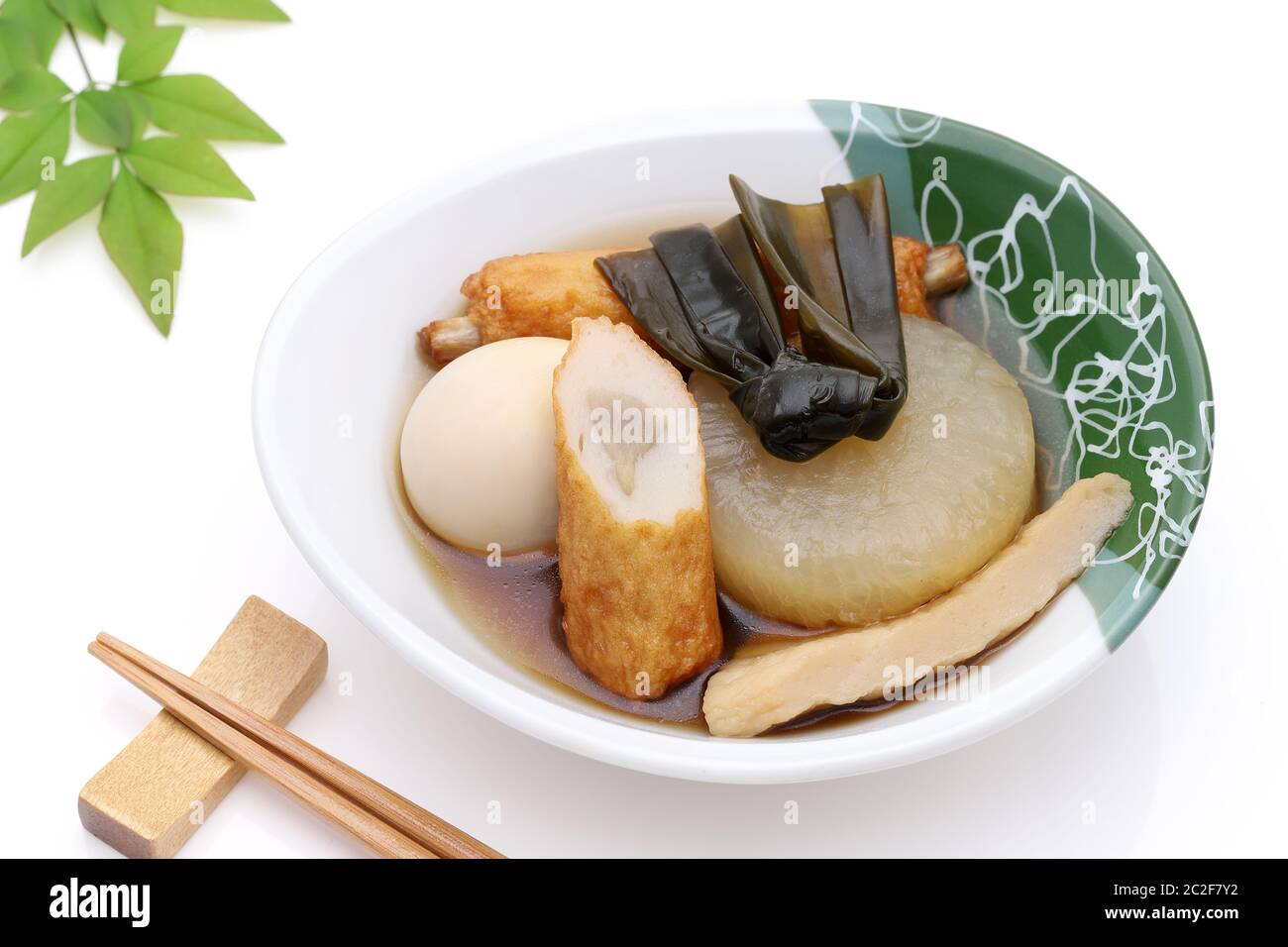 La nourriture japonaise, Oden dans un bol sur fond blanc Banque D'Images
