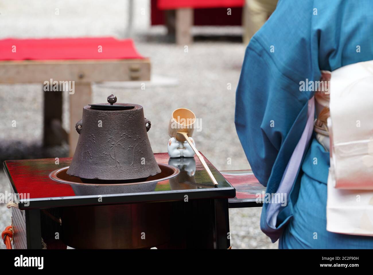 Les femmes japonaises dans un kimono traditionnel préparent la cérémonie du thé dans le jardin Banque D'Images