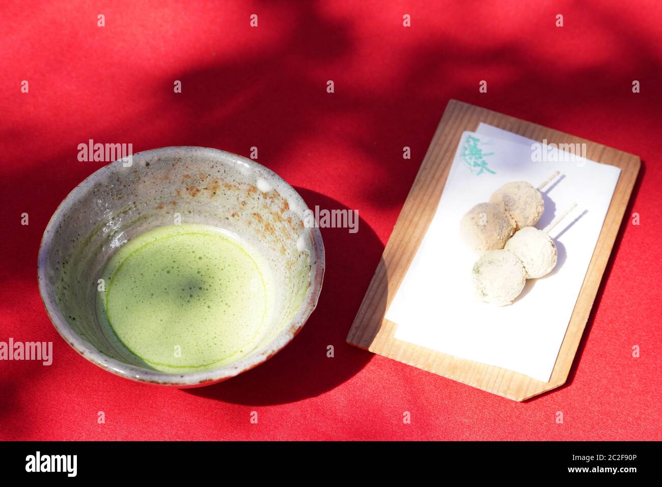 Thé vert japonais Matcha dans un bol en céramique avec wagashis Banque D'Images