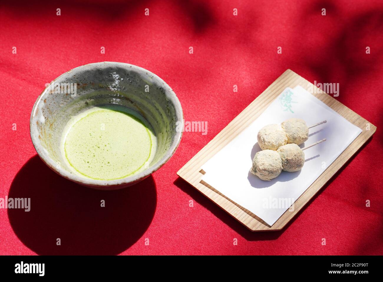 Thé vert japonais Matcha dans un bol en céramique avec wagashis Banque D'Images