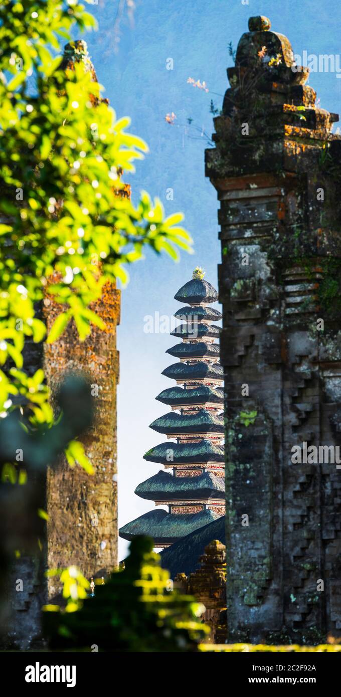 Pura Ulun Danu Beratan temple vu par une porte en pierre à Bali, Indonésie Banque D'Images