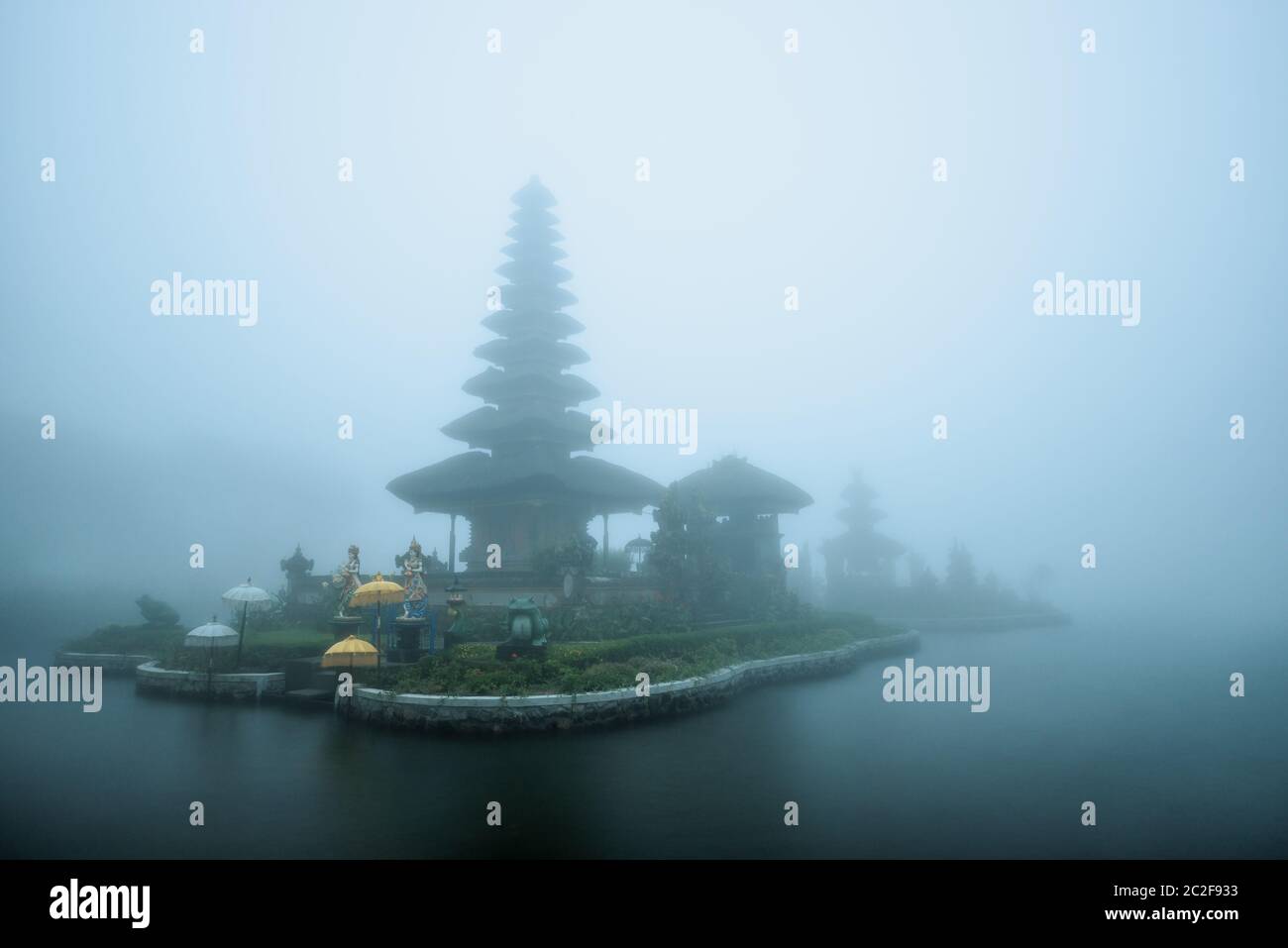 Temps brumeux au temple de Pura Ulun Danu Beratan à Bali, Indonésie. Banque D'Images