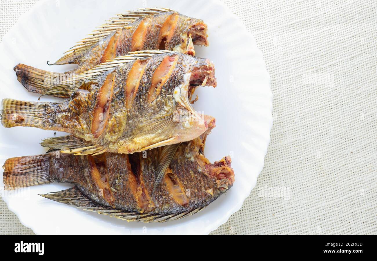 Le poisson Tilapia frit avec sauce de poisson et de poivre Banque D'Images