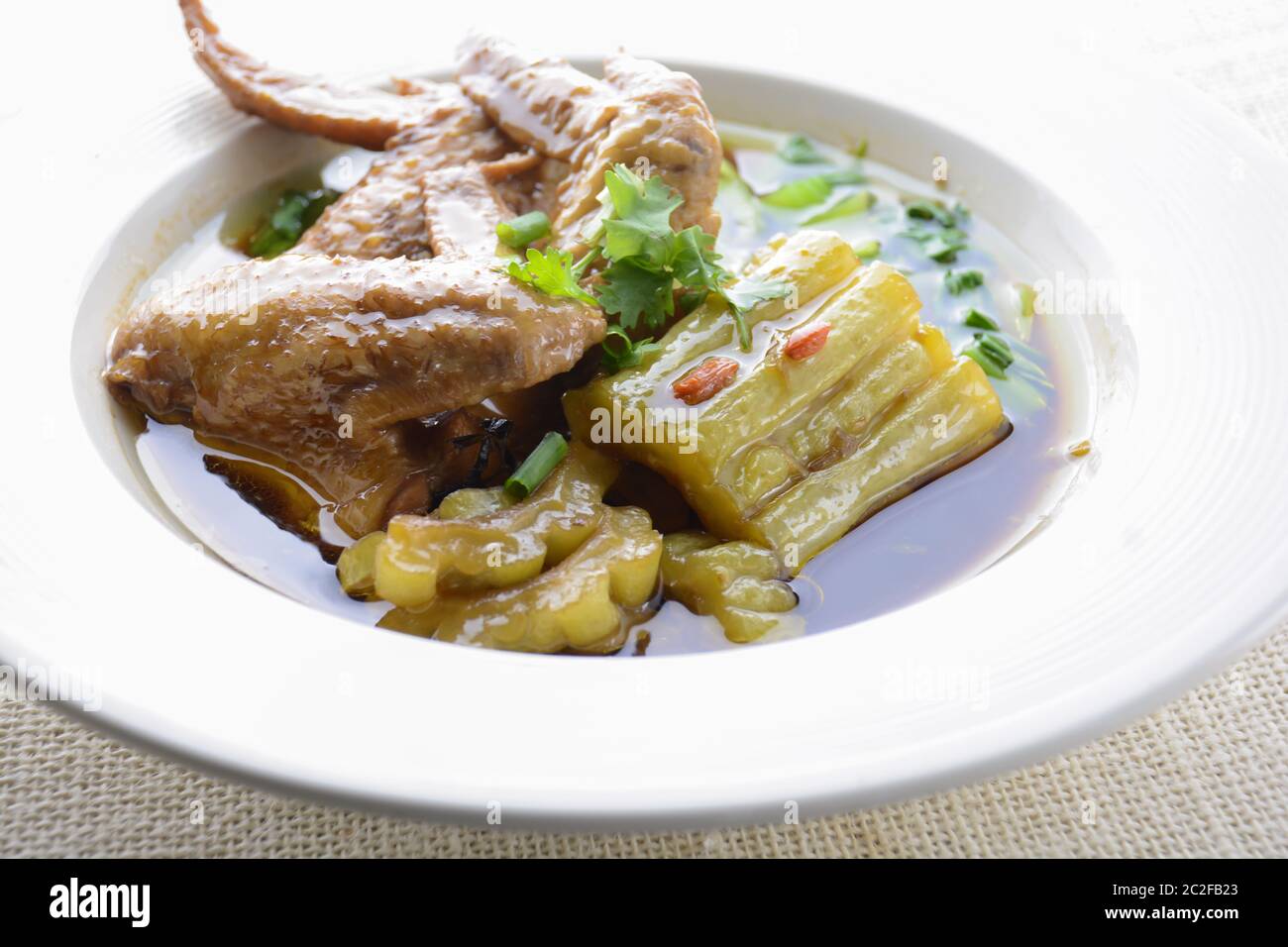 Ailes de poulet braisées avec Gourd amer Banque D'Images