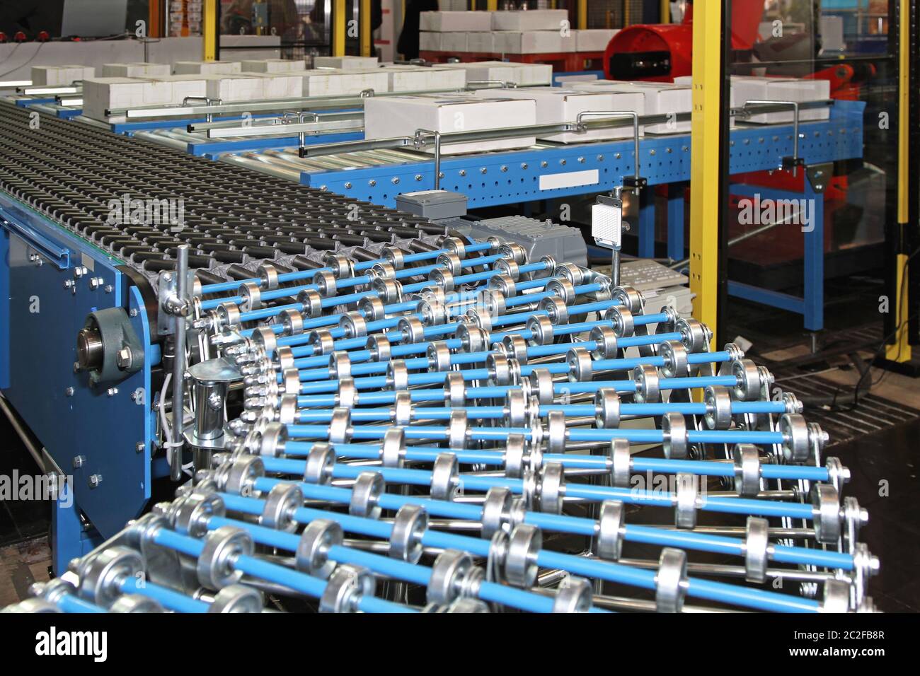 Rouleaux de convoyeur flexible à l'usine d'emballage en ligne Banque D'Images