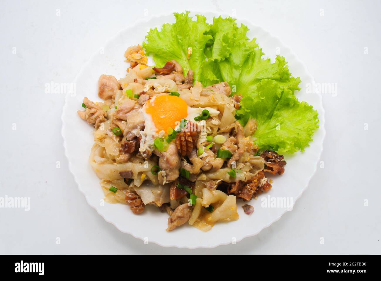 Ce plat facile est délicieux, avec des nouilles de riz et de farine sautées au poulet et aux œufs. Jetez un rapide avec du poulet, des légumes Banque D'Images