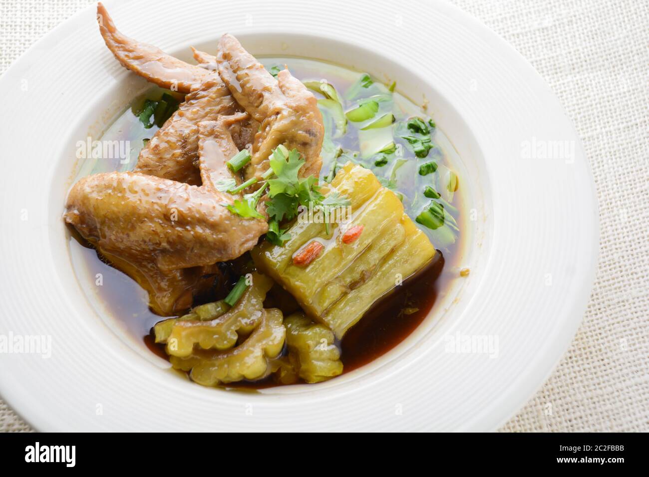 Ailes de poulet braisées avec Gourd amer Banque D'Images