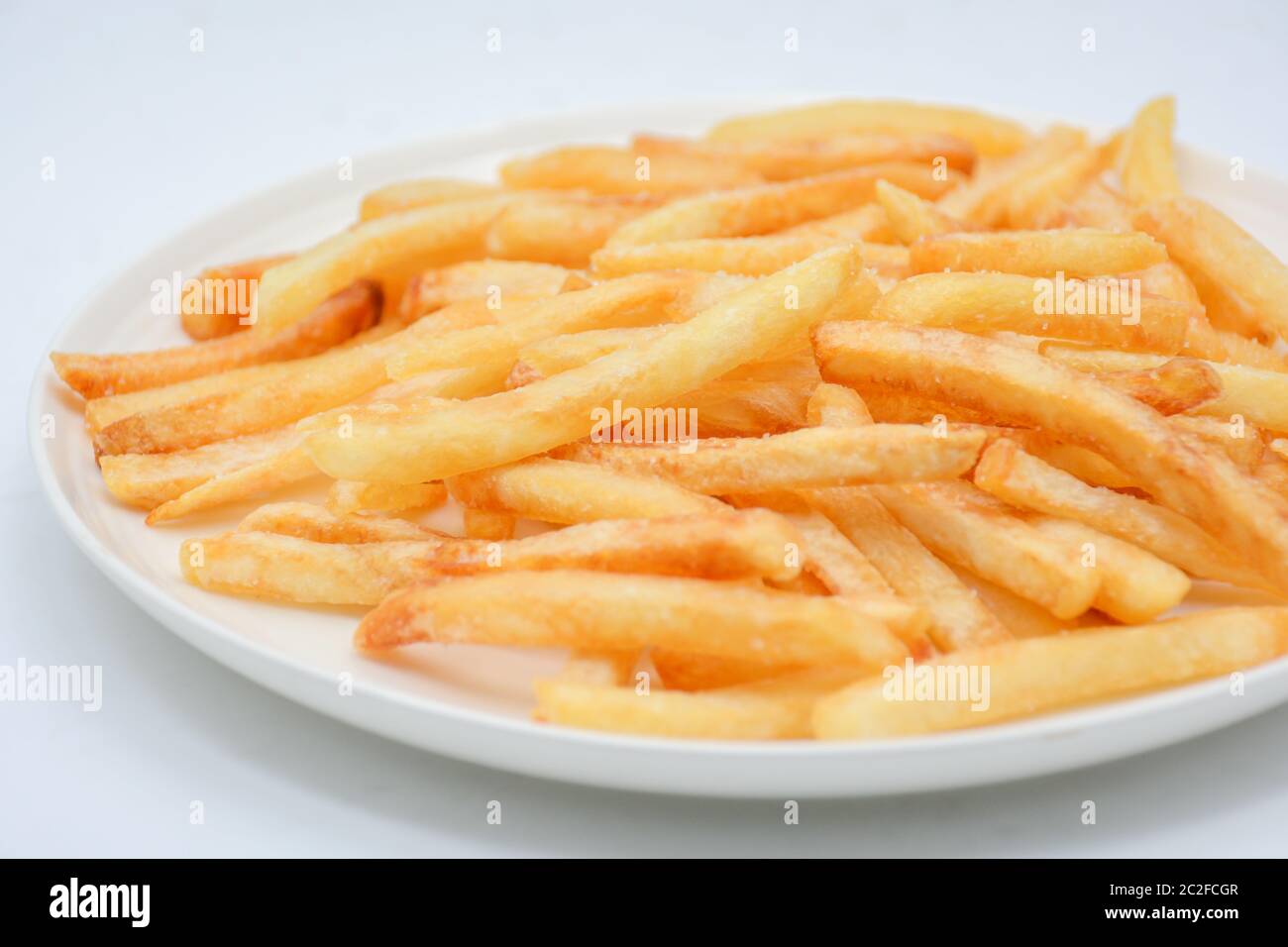 Frites sur fond blanc et blanc. Banque D'Images