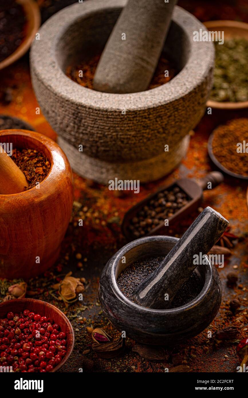 Concept de cuisine épicée ou des aliments. Ajoutez du piquant dans le mortier Banque D'Images