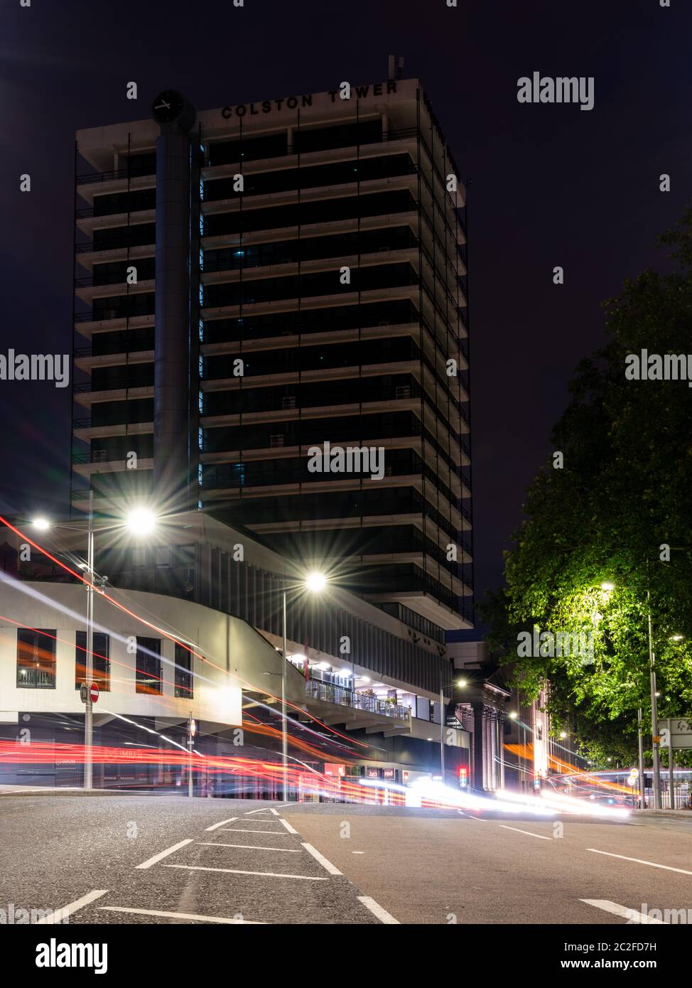 Bristol, Angleterre, Royaume-Uni - 8 juin 2020 : la circulation laisse des sentiers de lumière la nuit sur la parade de St Augustine, sous le bureau de Colston Tower. Banque D'Images
