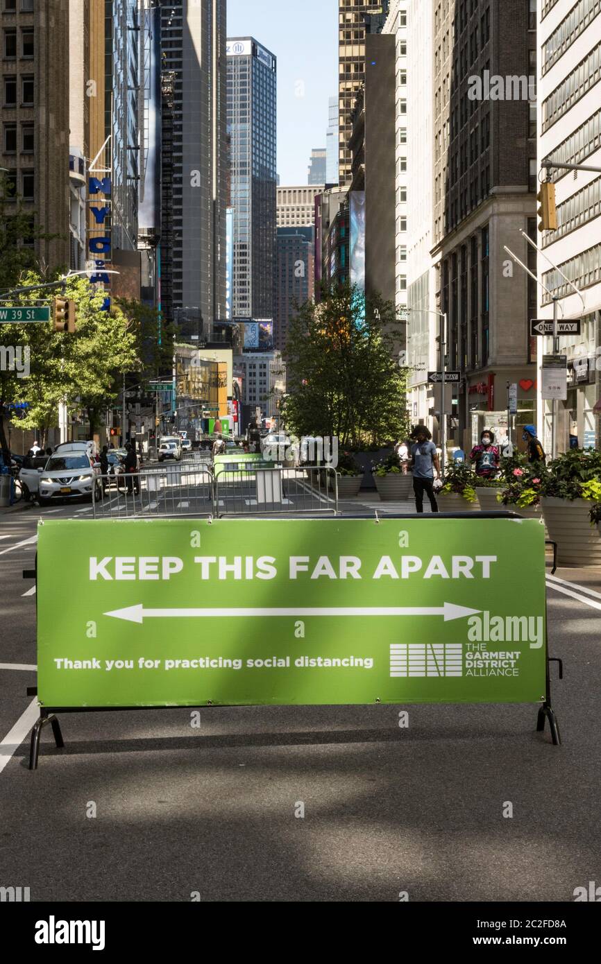 Les signes de distanciation sociale sont une vue commune à New York en raison du coronavirus, USA Banque D'Images