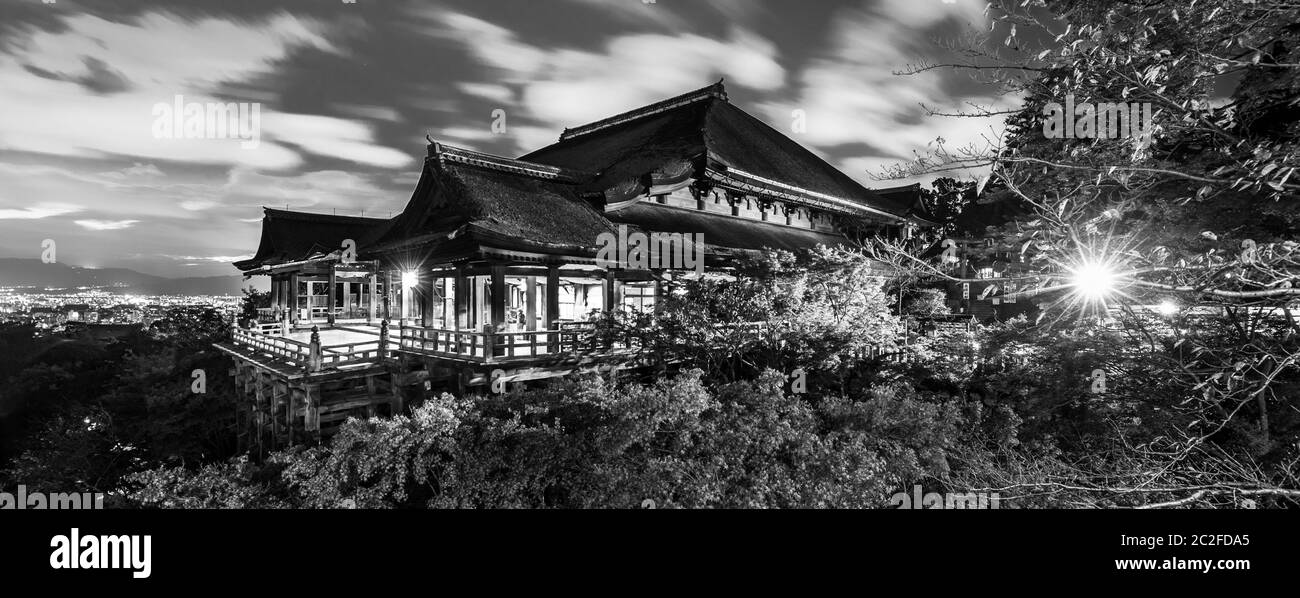 Photo nocturne noire et blanche du temple Kiyomizu-dera à Kyoto, Japon. Banque D'Images
