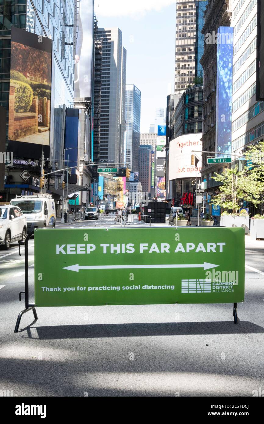 Les signes de distanciation sociale sont une vue commune à New York en raison du coronavirus, USA Banque D'Images