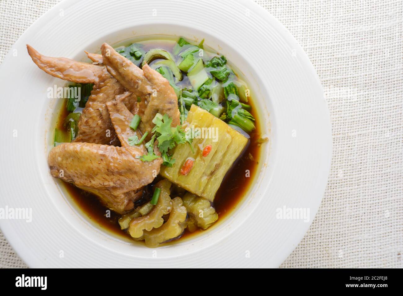 Ailes de poulet braisées avec Gourd amer Banque D'Images
