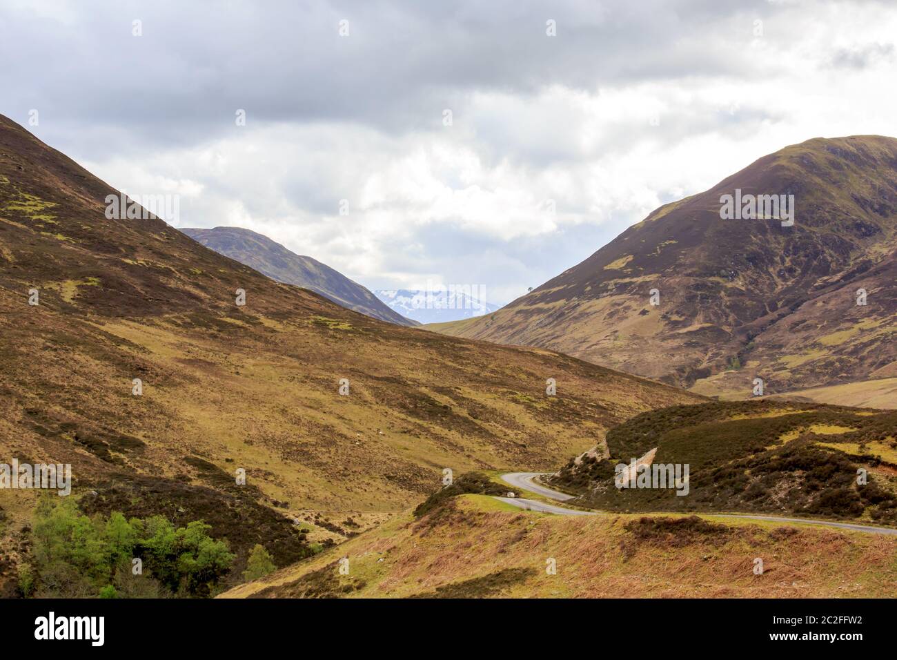 Chemin sinueux à travers Glen Roy dans les Highlands écossais Banque D'Images