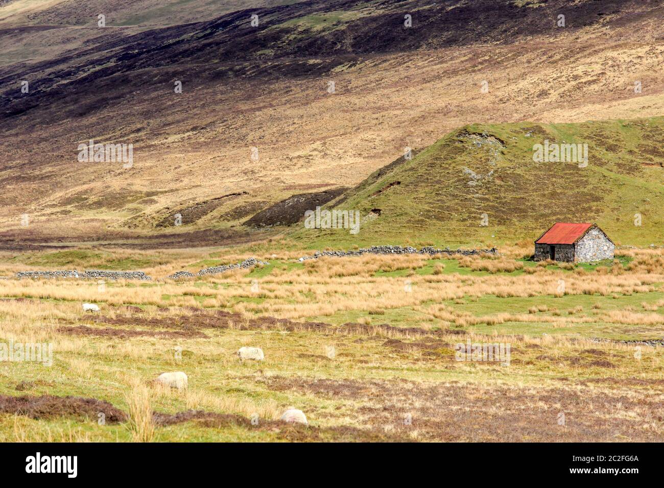 Vue sur Glen Roy avec deux anciens bâtiments dans le lointain des montagnes écossaises Banque D'Images