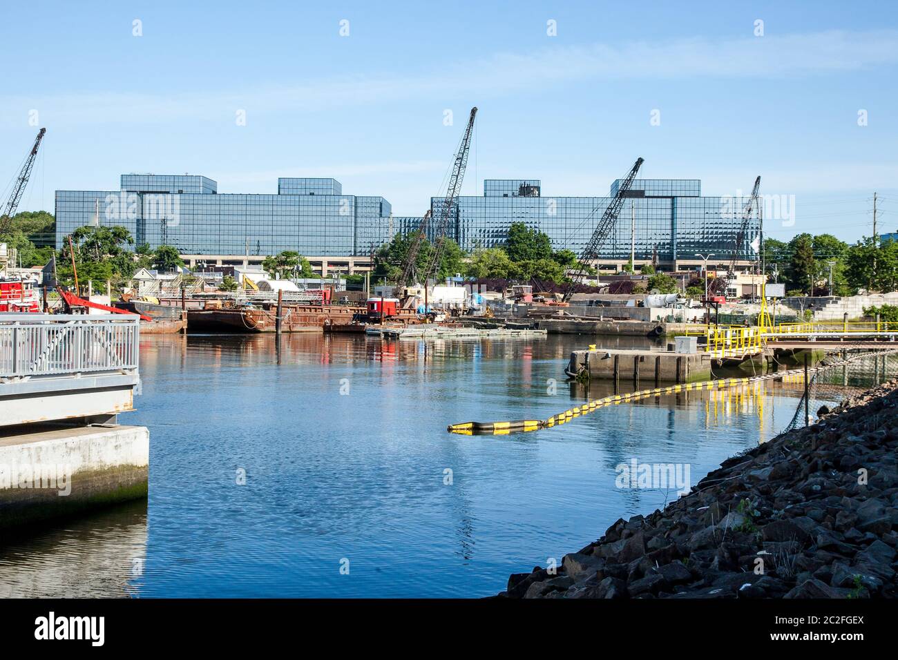 STAMFORD, CT, États-Unis - JUIN 16,2020 : vue depuis la promenade près d'Atlantic Street avec l'usine de béton et le centre de recyclage Stamford O&G. Banque D'Images