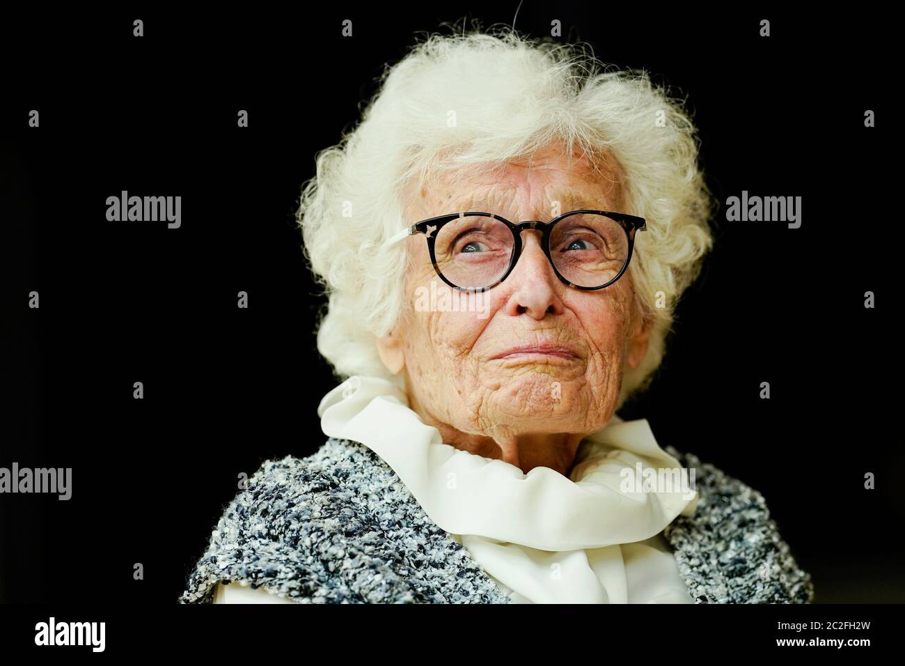 Kirchheimbolanden, Allemagne. 17 juin 2020. Lisel Heise, probablement la plus ancienne conseillère municipale d'Allemagne, siège dans la Stadthalle avant ses adieux lors d'une réunion du conseil municipal. Heise est au conseil municipal de sa ville natale de Palatin depuis juin 2019. La nouvelle du succès de l'élection de la dame âgée a fait le tour du monde. Elle abandonne maintenant son mandat pour des raisons d'âge. Credit: Uwe Anspach/dpa/Alamy Live News Banque D'Images