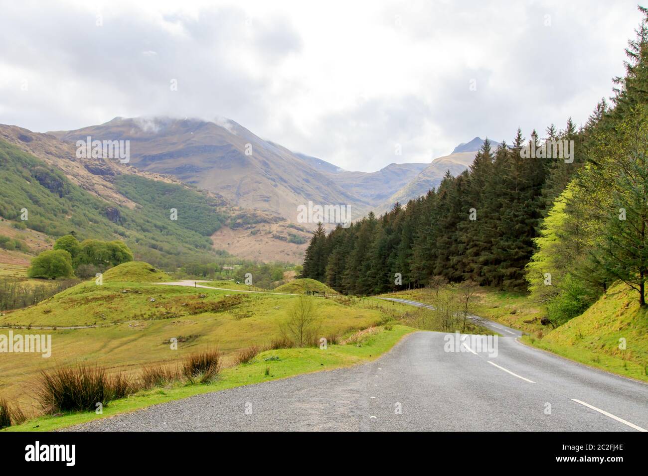 Chemin sinueux à travers Glen Nevis les Highlands écossais Banque D'Images