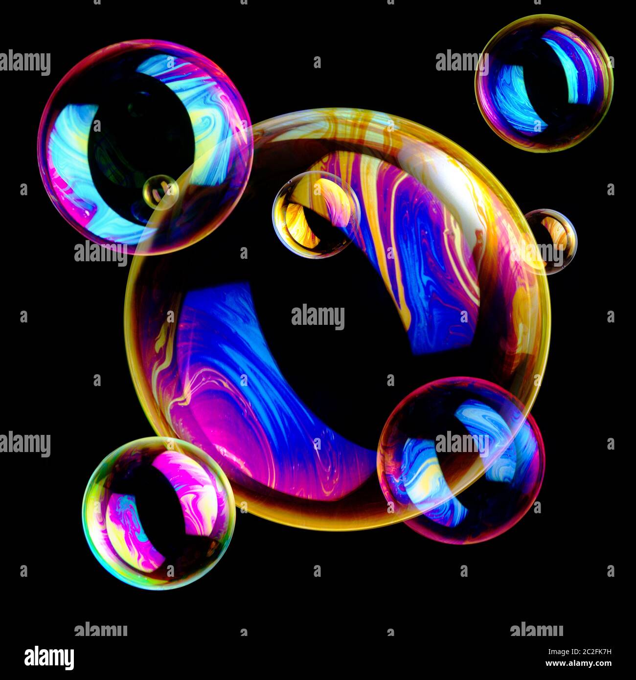 Bulle, bulle sociale, bulles flottant sur un isolé sur un fond noir, photographie de studio Banque D'Images