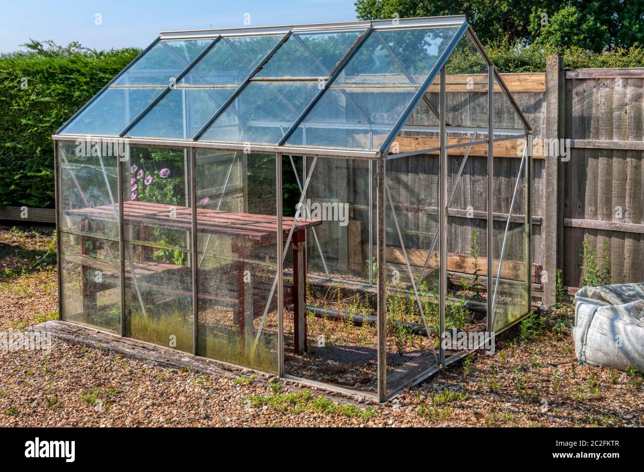Petite serre de jardin en verre à cadre métallique Photo Stock - Alamy