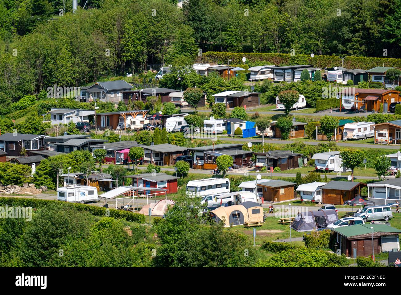 Camping terrain Winterberg, au Bikepark, sur le Kappe Berg, de nombreux campeurs permanents, NRW, Allemagne, Banque D'Images