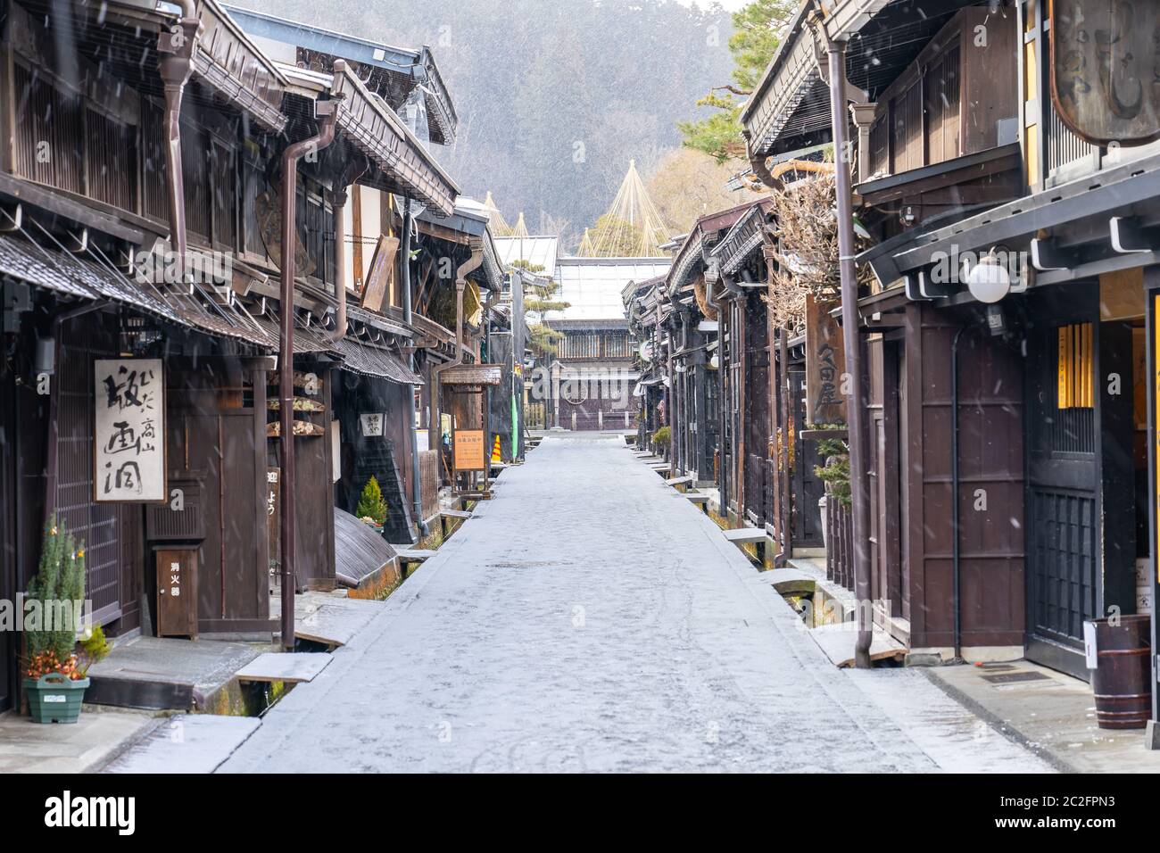 Vieille ville de Takayama avec chute de neige à Gifu, Japon Banque D'Images