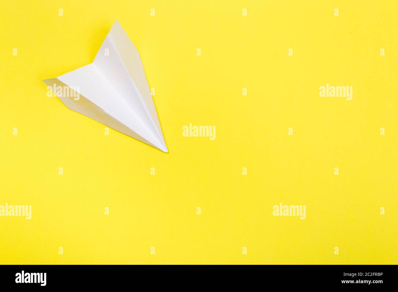 Mise à plat du plan de papier blanc et du papier vierge sur fond jaune. Banque D'Images