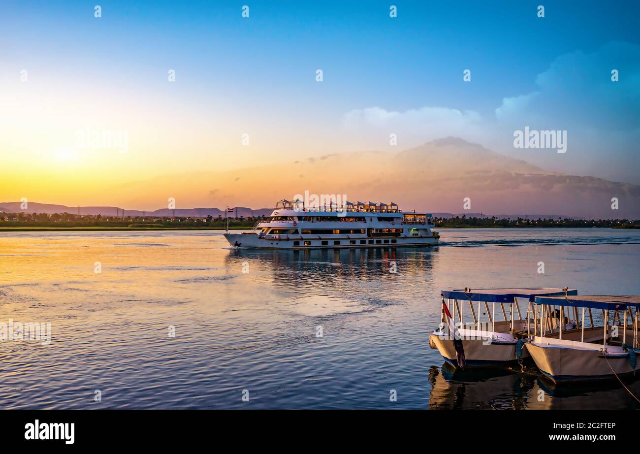 Le Nil et le bateau au coucher du soleil à Assouan Banque D'Images
