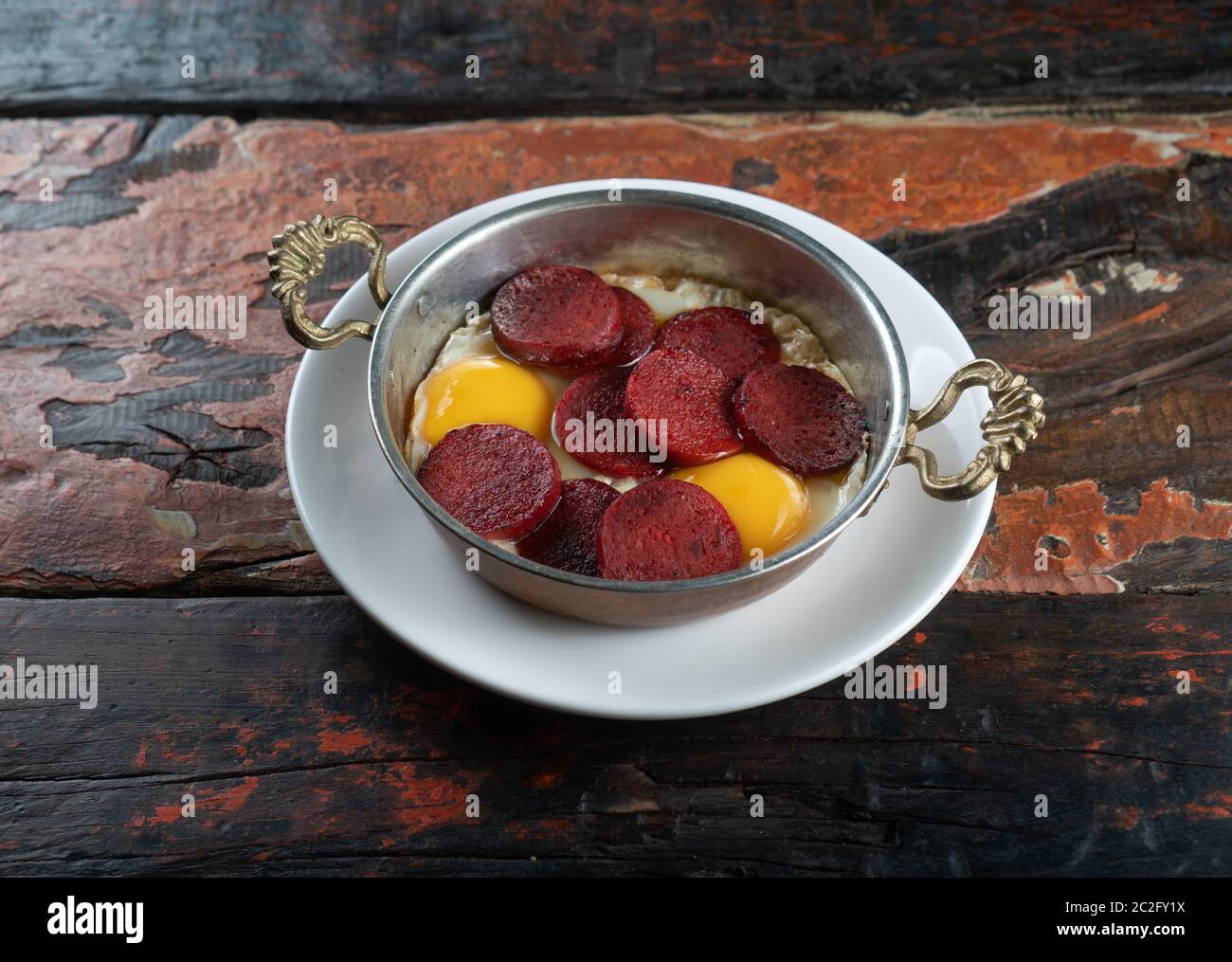 Saucisse turque (sucuk) et d'oeufs isolé sur table en bois rustique Banque D'Images