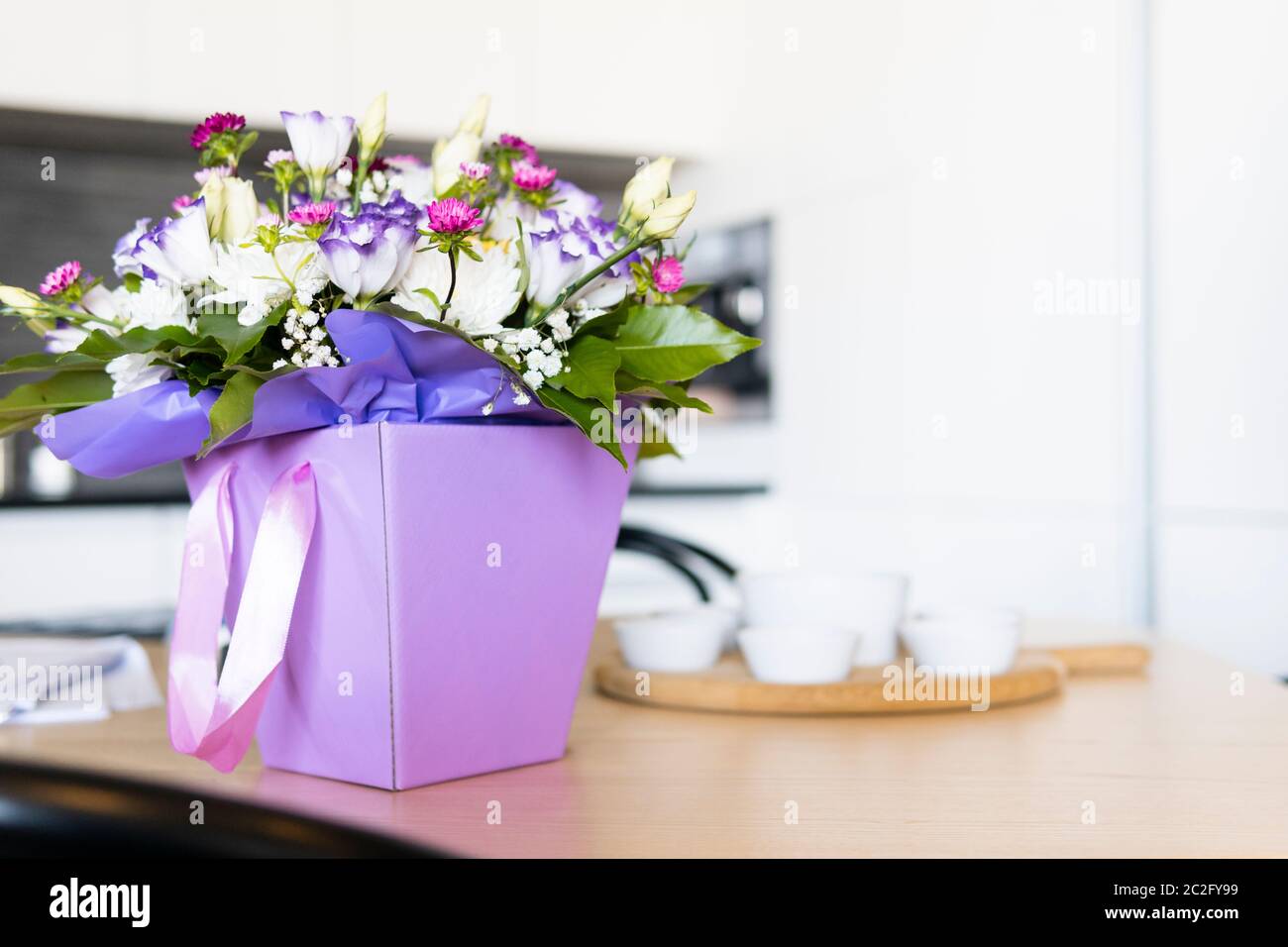 De beaux bouquets de luxe d'eustoma et mélanger des fleurs dans la boîte, gros plan. Bouquet pour le jour du mariage ou le jour de la femme. Concepts de fleuriste et profess Banque D'Images