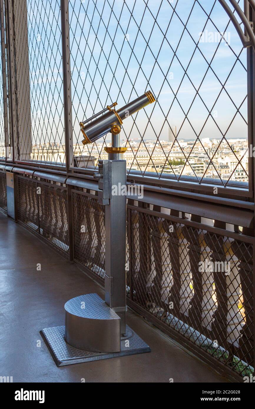 Paris, France, 30 mars 2017 : télescope de la Tour Eiffel surplombant Paris. Ancien téléscope ou visualiseur panoramique sur le tracteur eiffel Banque D'Images