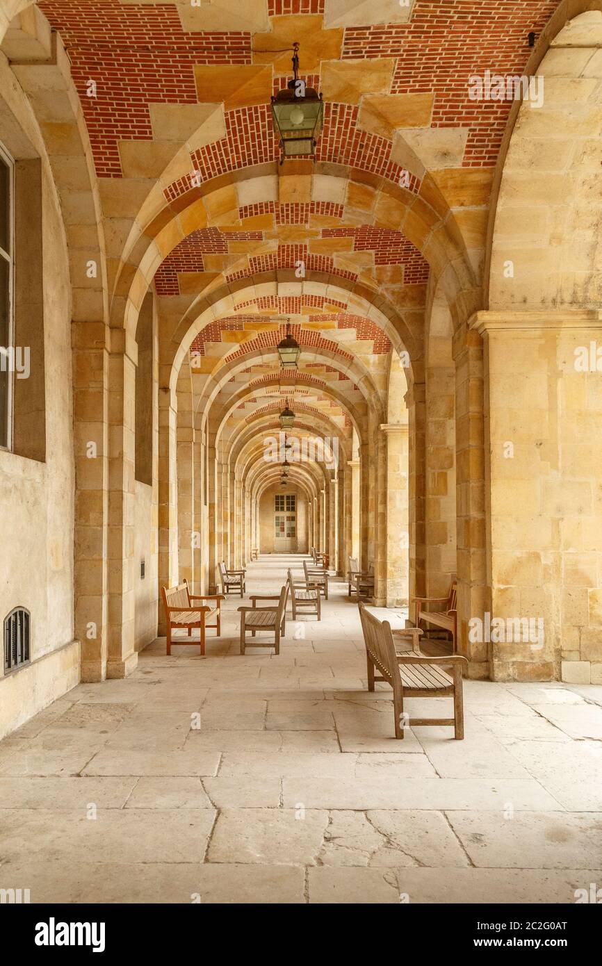 Fontainebleau, France, 30 mars 2017 : Galerie avec une colonnade avec des ouvertures voûtées. L'intérieur du Palais Fontainebleau c Banque D'Images